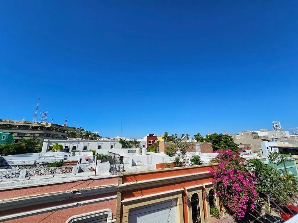 度假居 Historic Home with Roof-top Terrace and Grill 马萨特兰